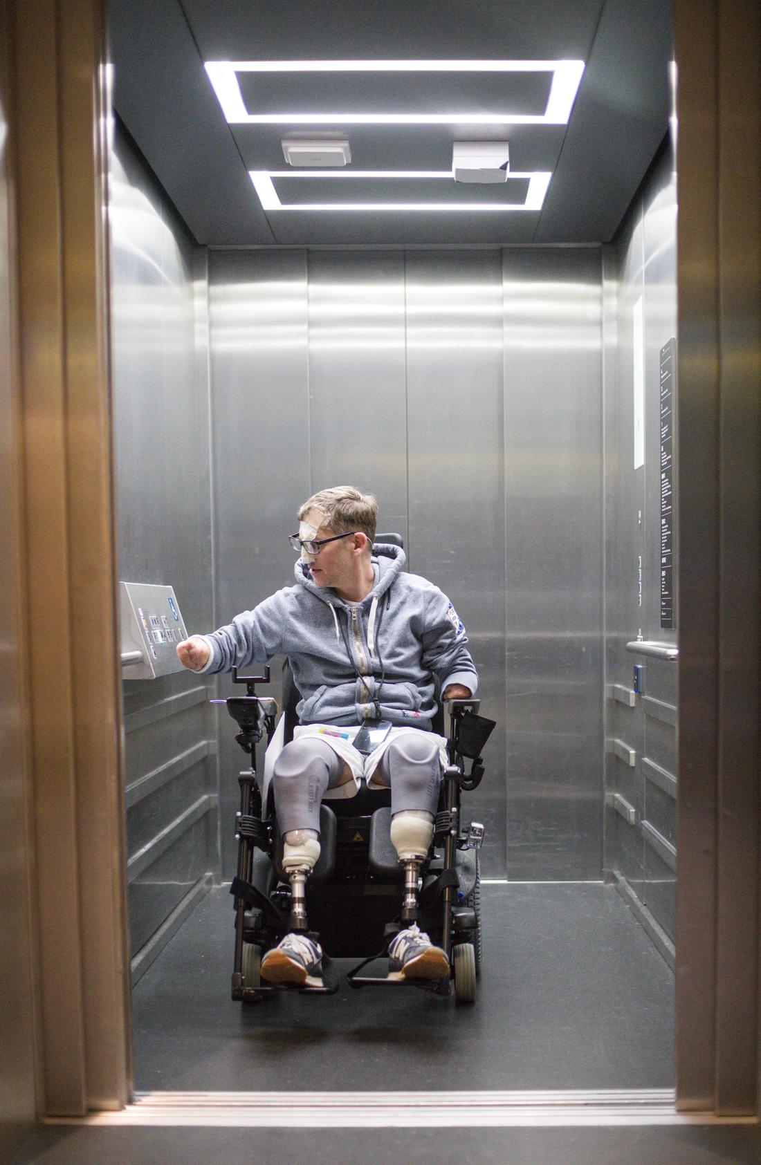 Dr. Alain Benz im Reha-Lift, 2025. Foto: Tim Xaver Fischer.
